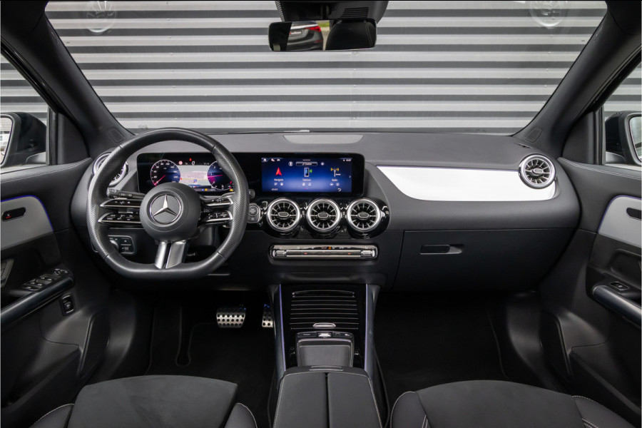 Mercedes-Benz GLA 200 d AMG Line 20 inch - Pano - Camera
