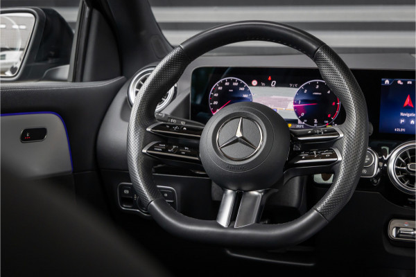Mercedes-Benz GLA 200 d AMG Line 20 inch - Pano - Camera