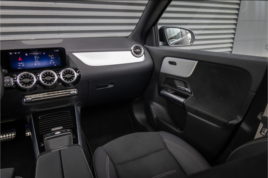 Mercedes-Benz GLA 200 d AMG Line 20 inch - Pano - Camera