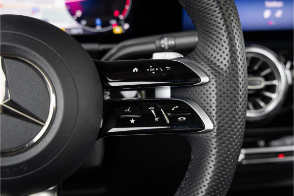 Mercedes-Benz GLA 200 d AMG Line 20 inch - Pano - Camera