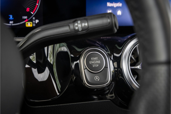 Mercedes-Benz GLA 200 d AMG Line 20 inch - Pano - Camera