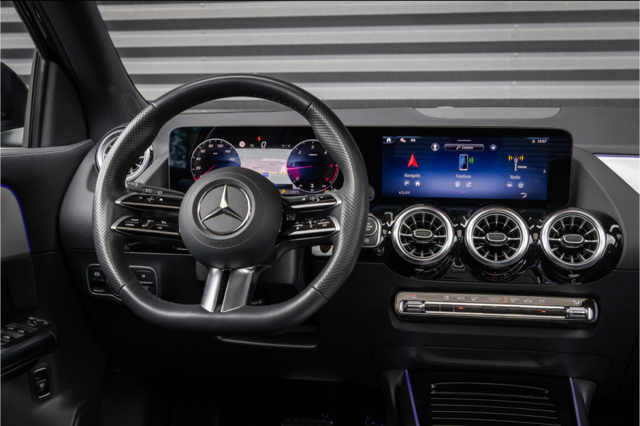 Mercedes-Benz GLA 200 d AMG Line 20 inch - Pano - Camera