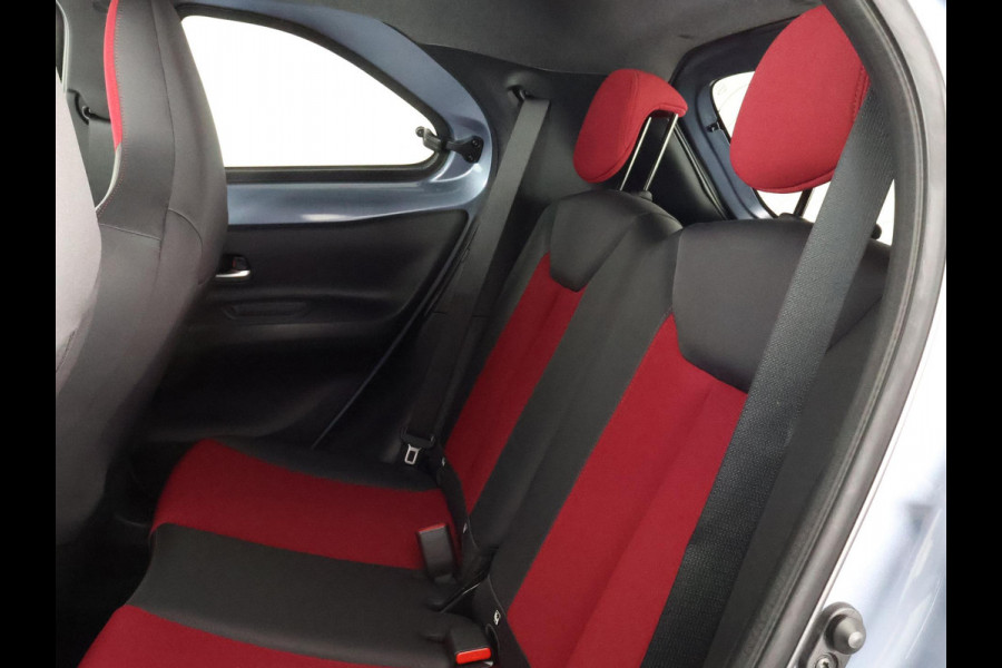 Toyota Aygo X 1.0 VVT-i S-CVT Undercover Jun Takahashi | JBL-Audio | Stoelverwarming | Parkeersensoren voor & achter |