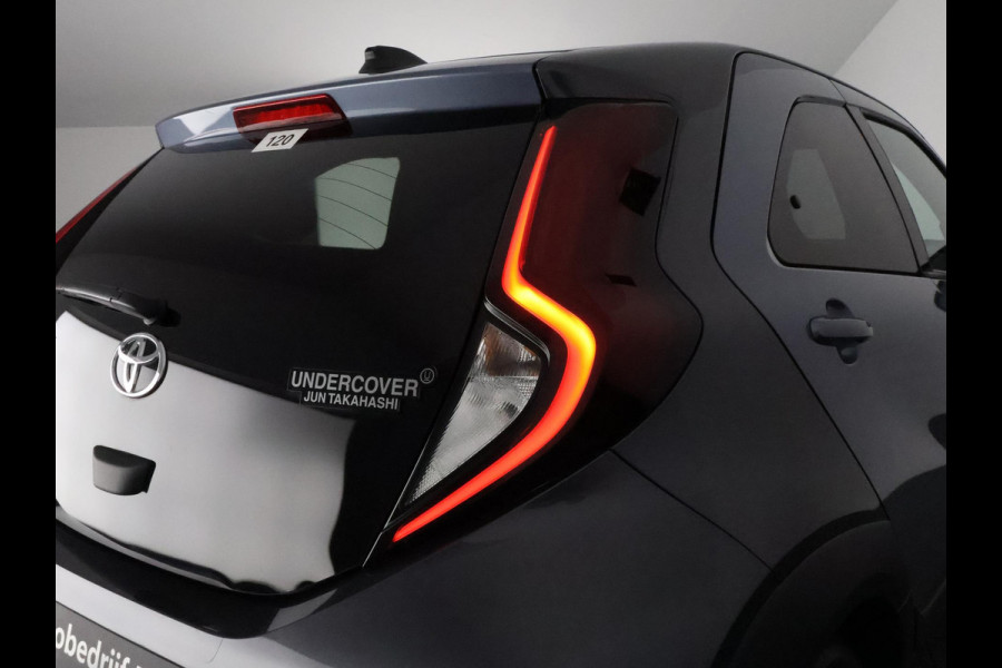 Toyota Aygo X 1.0 VVT-i S-CVT Undercover Jun Takahashi | JBL-Audio | Stoelverwarming | Parkeersensoren voor & achter |