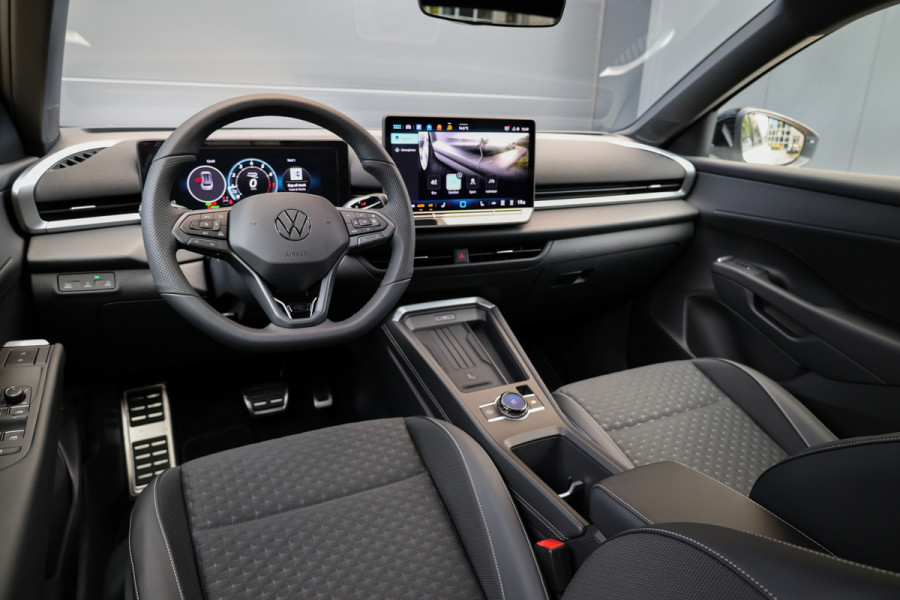 Volkswagen T-Roc 1.5 eTsi R-Line First Edition | NIEUW MODEL | BTW | CAMERA | ACC | STUURVERWARMING |