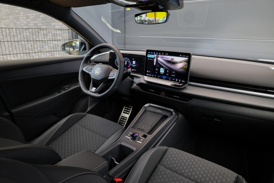 Volkswagen T-Roc 1.5 eTsi R-Line First Edition | NIEUW MODEL | BTW | CAMERA | ACC | STUURVERWARMING |