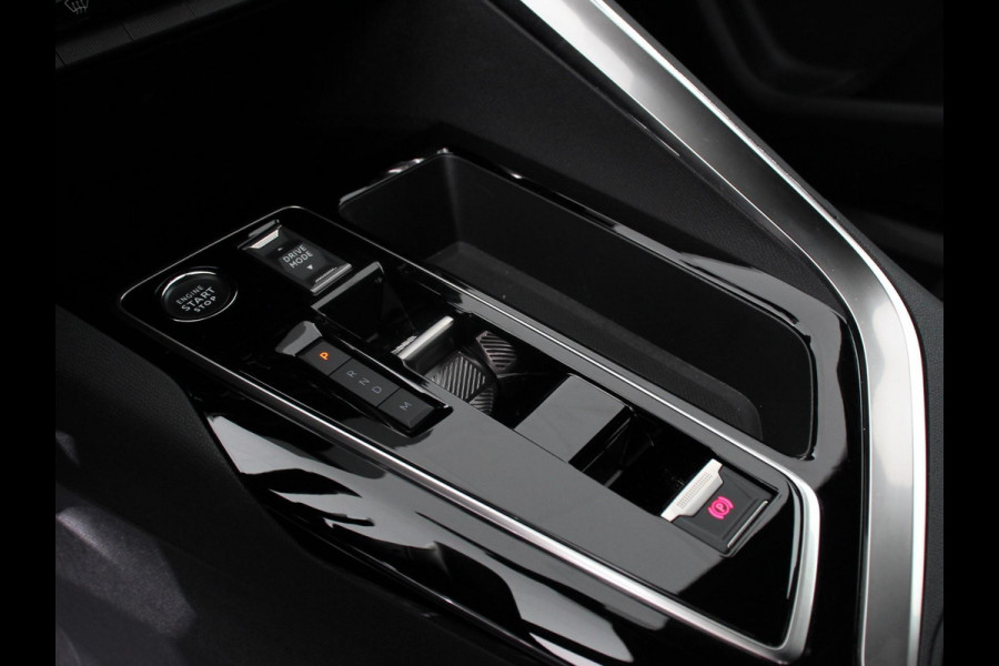 Peugeot 3008 1.2 110pk Turbo Automaat Allure Climate control Adaptive cruise control Achteruitrijd camera Parkeersensoren Verwarmde voorstoelen LED Navigatie Apple Carplay/ Android Auto
