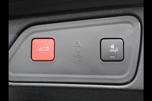 Peugeot 3008 1.2 110pk Turbo Automaat Allure Climate control Adaptive cruise control Achteruitrijd camera Parkeersensoren Verwarmde voorstoelen LED Navigatie Apple Carplay/ Android Auto