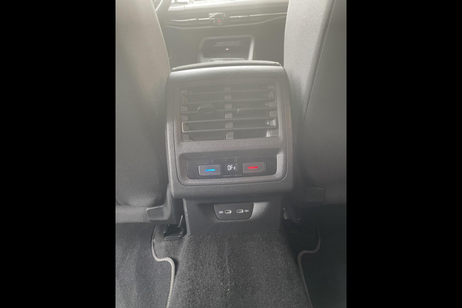 Volkswagen Golf Variant 1.5 eTSI 150pk DSG Style Navigatie Apple Carplay/Android Auto Parkeersensoren Adaptive Cruise Control Blind Spot Assist Stoel-en stuurverwarming Ledverlichting Climate Control