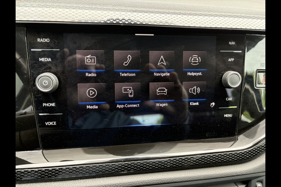 Volkswagen Polo 1.0 TSI Life Achteruitrijcamera - Airco - Apple carplay - Navigatie - Cruise control - Bluetooth - Licht metalen velgen 15 inch - Led verlichting - Elektrische ramen - Radio - Start/stop systeem - Stuur l