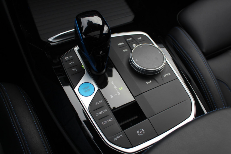 BMW iX3 High Executive 80 kWh / SoH 92,3% / Trekhaak / Panoramadak / 360Camera / Head-up / 20'' / Leder / Harman Kardon / Sfeerverlichting / Dodehoek / DAB / Stuur+Stoelverwarming / ACC