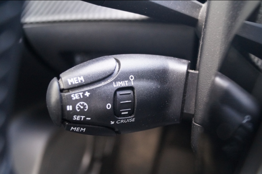Peugeot e-2008 EV Allure 50 kWh -SOH97%-NAVI-ECC-PDC-