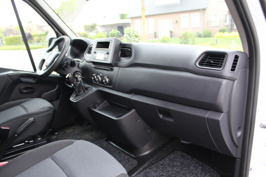 Renault Master T35 2.3 dCi 135PK Euro6 L2H2 -- Klaar voor het werk! -- ✓ imperiaal ✓ camera ✓ trekhaak ✓ omvormer ✓ airco