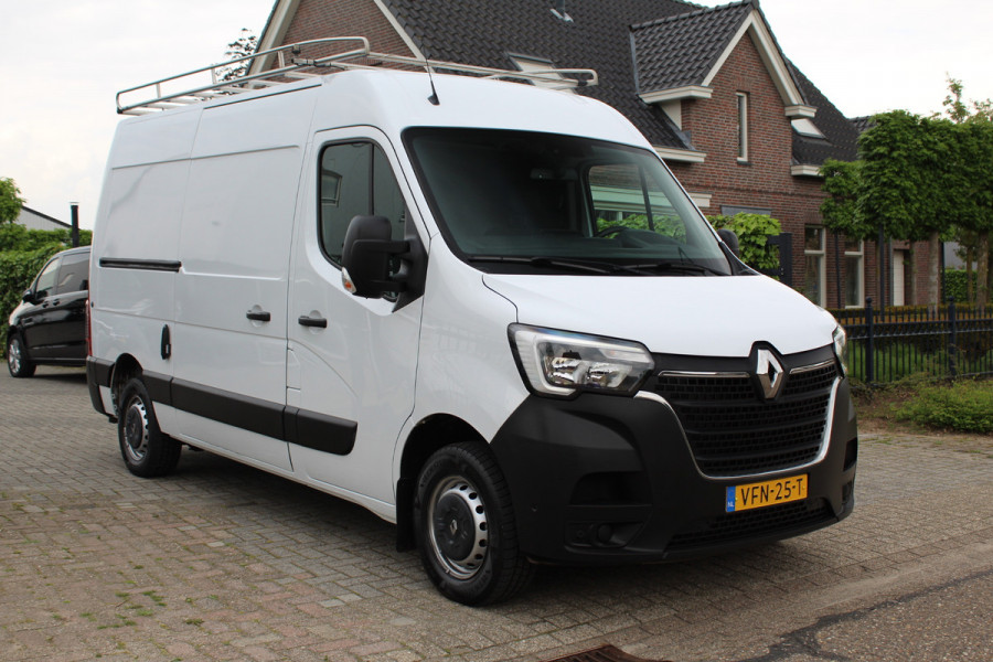 Renault Master T35 2.3 dCi 135PK Euro6 L2H2 -- Klaar voor het werk! -- ✓ imperiaal ✓ camera ✓ trekhaak ✓ omvormer ✓ airco