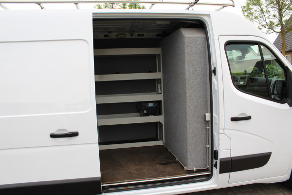 Renault Master T35 2.3 dCi 135PK Euro6 L2H2 -- Klaar voor het werk! -- ✓ imperiaal ✓ camera ✓ trekhaak ✓ omvormer ✓ airco