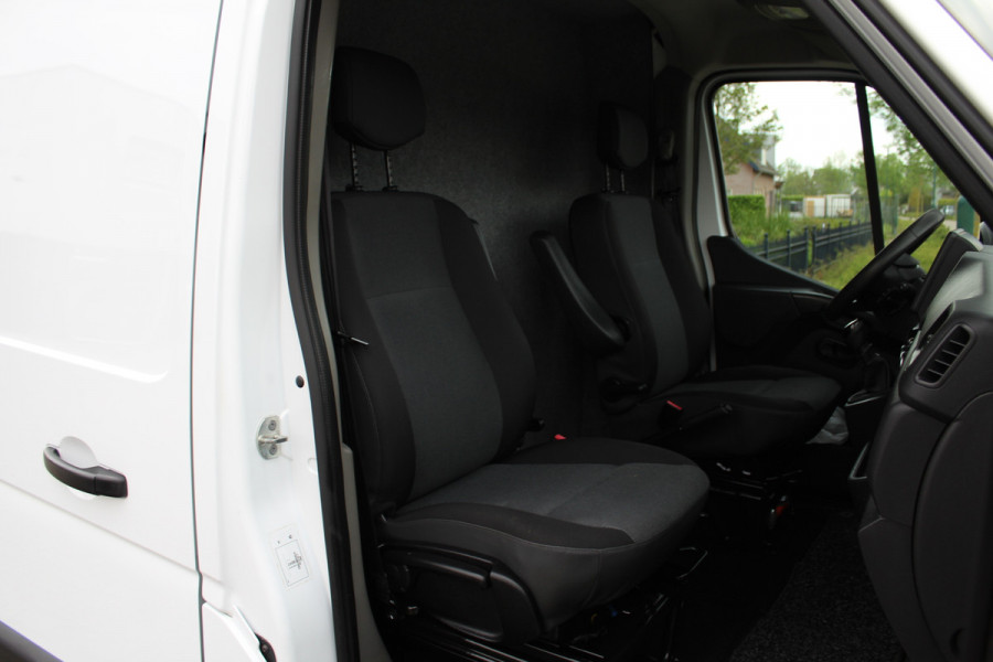 Renault Master T35 2.3 dCi 135PK Euro6 L2H2 -- Klaar voor het werk! -- ✓ imperiaal ✓ camera ✓ trekhaak ✓ omvormer ✓ airco