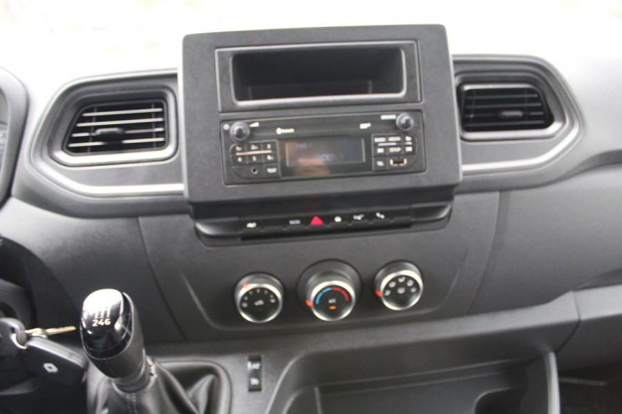 Renault Master T35 2.3 dCi 135PK Euro6 L2H2 -- Klaar voor het werk! -- ✓ imperiaal ✓ camera ✓ trekhaak ✓ omvormer ✓ airco