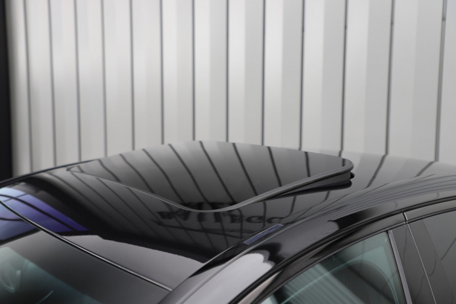 Mercedes-Benz C-Klasse 300e AMG 4-Matic | 320PK | Schuifdak | Sfeerverlichting | Leder | Facelift | Carplay | Standkachel | Camera | 2020.