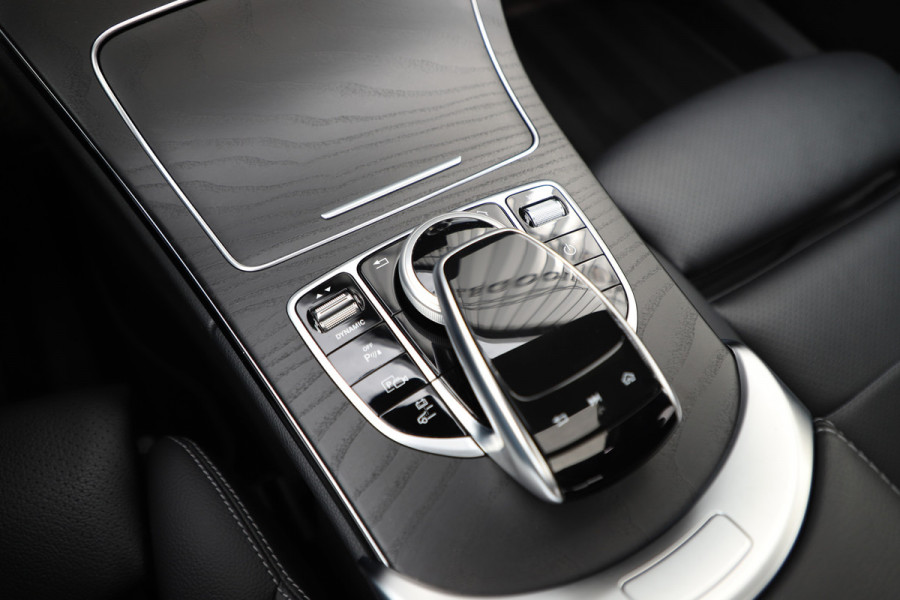 Mercedes-Benz C-Klasse 300e AMG 4-Matic | 320PK | Schuifdak | Sfeerverlichting | Leder | Facelift | Carplay | Standkachel | Camera | 2020.