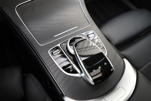 Mercedes-Benz C-Klasse 300e AMG 4-Matic | 320PK | Schuifdak | Sfeerverlichting | Leder | Facelift | Carplay | Standkachel | Camera | 2020.