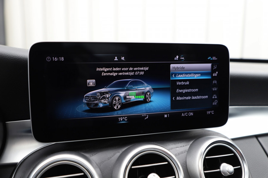 Mercedes-Benz C-Klasse 300e AMG 4-Matic | 320PK | Schuifdak | Sfeerverlichting | Leder | Facelift | Carplay | Standkachel | Camera | 2020.