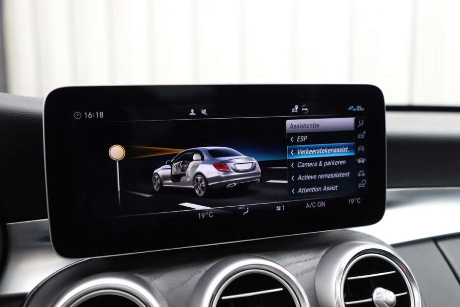 Mercedes-Benz C-Klasse 300e AMG 4-Matic | 320PK | Schuifdak | Sfeerverlichting | Leder | Facelift | Carplay | Standkachel | Camera | 2020.