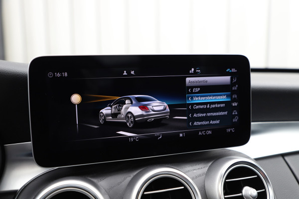 Mercedes-Benz C-Klasse 300e AMG 4-Matic | 320PK | Schuifdak | Sfeerverlichting | Leder | Facelift | Carplay | Standkachel | Camera | 2020.