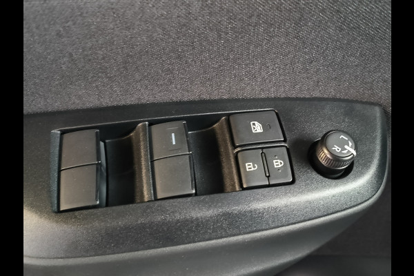 Toyota Yaris Cross 1.5 Hybrid 115 First Edition Rijklaar + Fabrieksgarantie Henk Jongen Auto's in Helmond,  al 50 jaar service zoals 't hoort!