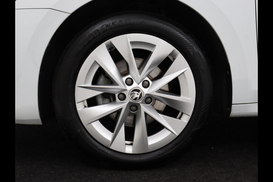 Škoda Octavia 1.0 TSI Business Edition | Stoelverwarming | Trekhaak | Camera | Carplay | Navigatie | 17'' | Cruise control | DAB | Digital Cockpit | Parkeerhulp | Climate control