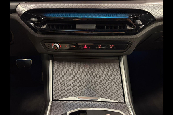 BMW 3-serie 330e*Plug-in Hybride*Automaat*M-Pakket*Stoelverwarming*Head-Up*Leder*Camera*