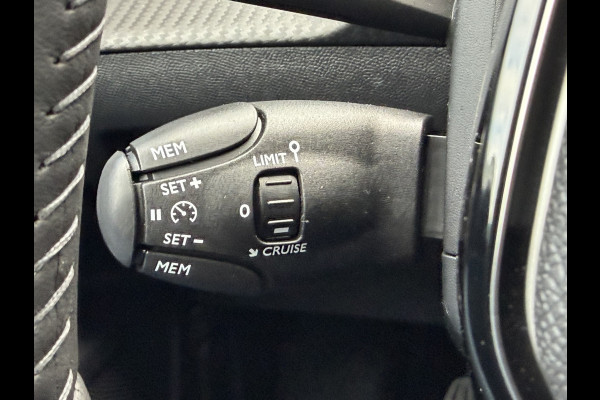 Peugeot 2008 100pk Allure (Keyless Entry - Automatische Airco - Parkeersensoren V+A - LED - 17"incl 4S - Navigatie - Apple Carplay)