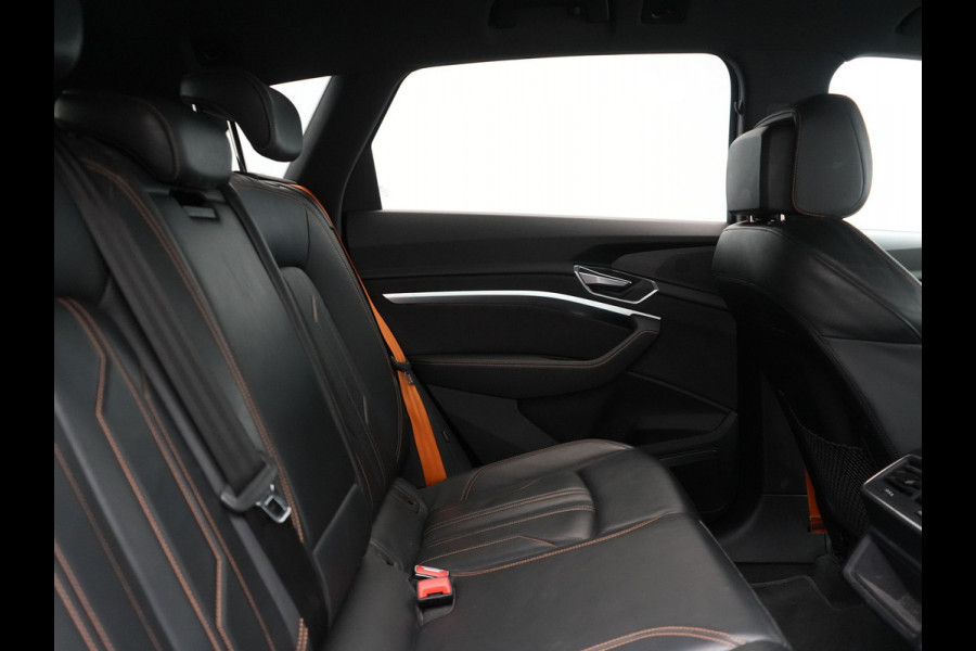 Audi e-tron 50 Quattro Black Edition 313pk Dealer O.H. | Luchtvering | Trekhaak | Camera | Head Up | Lederen Sportstoelen Memory & Verwarmd | Bang & Olufsen | Cruise Control | Keyless | Sfeerverlichting | Apple Carplay | Navigatie | DAB | 21''L.M |