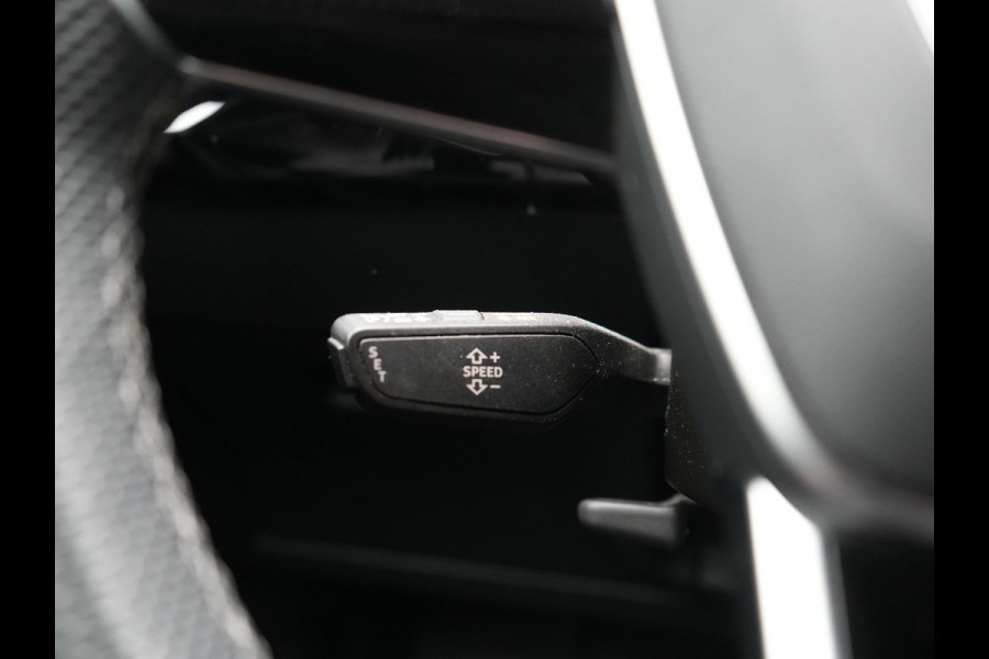 Audi e-tron 50 Quattro Black Edition 313pk Dealer O.H. | Luchtvering | Trekhaak | Camera | Head Up | Lederen Sportstoelen Memory & Verwarmd | Bang & Olufsen | Cruise Control | Keyless | Sfeerverlichting | Apple Carplay | Navigatie | DAB | 21''L.M |