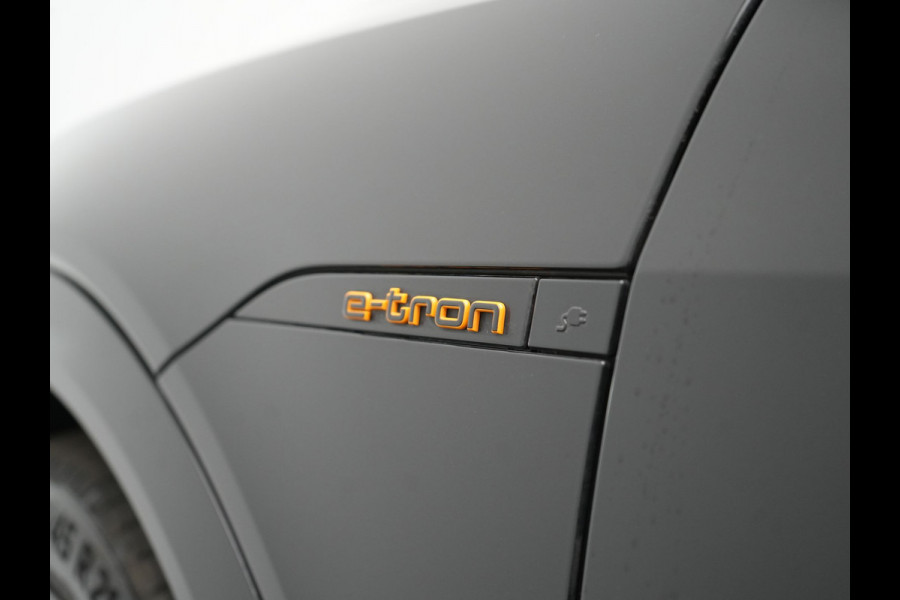 Audi e-tron 50 Quattro Black Edition 313pk Dealer O.H. | Luchtvering | Trekhaak | Camera | Head Up | Lederen Sportstoelen Memory & Verwarmd | Bang & Olufsen | Cruise Control | Keyless | Sfeerverlichting | Apple Carplay | Navigatie | DAB | 21''L.M |