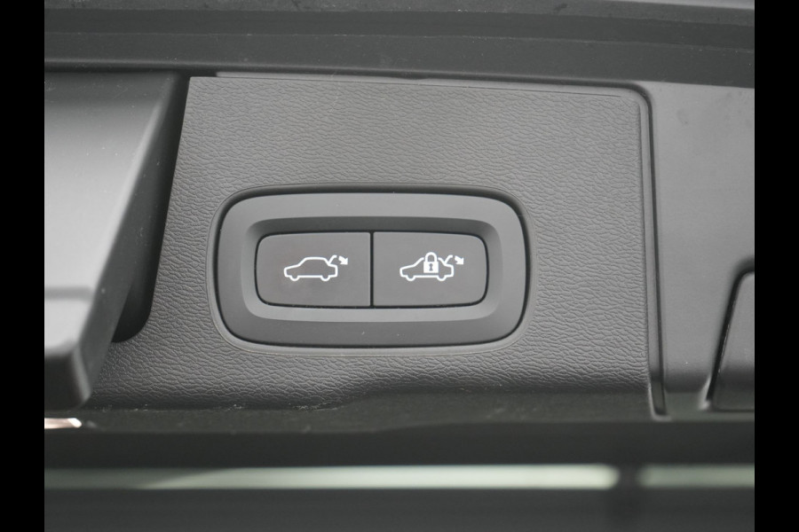 Volvo XC60 T6 AWD Plus Dark PHEV 350pk Dealer O.H. | Trekhaak Af Fabriek | Panodak | 360 Camera | Adaptive Cruise | Lederen Sportstoelen Memory & Verwarmd | 20'' L.M. | Keyless | Blis | Google Assistant | Apple Carplay | Stuur Verwarmd | DAB  | Plug In Hybrid |