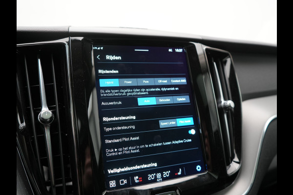 Volvo XC60 T6 AWD Plus Dark PHEV 350pk Dealer O.H. | Trekhaak Af Fabriek | Panodak | 360 Camera | Adaptive Cruise | Lederen Sportstoelen Memory & Verwarmd | 20'' L.M. | Keyless | Blis | Google Assistant | Apple Carplay | Stuur Verwarmd | DAB  | Plug In Hybrid |
