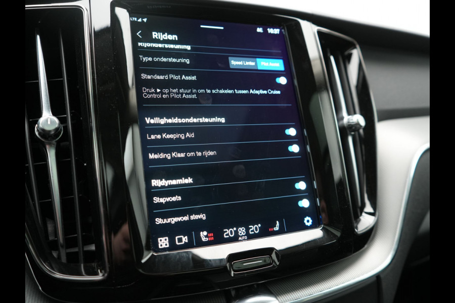 Volvo XC60 T6 AWD Plus Dark PHEV 350pk Dealer O.H. | Trekhaak Af Fabriek | Panodak | 360 Camera | Adaptive Cruise | Lederen Sportstoelen Memory & Verwarmd | 20'' L.M. | Keyless | Blis | Google Assistant | Apple Carplay | Stuur Verwarmd | DAB  | Plug In Hybrid |