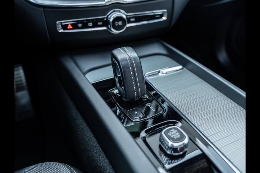Volvo XC60 2.0 T6 Plug-in hybrid AWD Ultimate Dark | Pano | H/K Sound | Surround View | Trekhaak