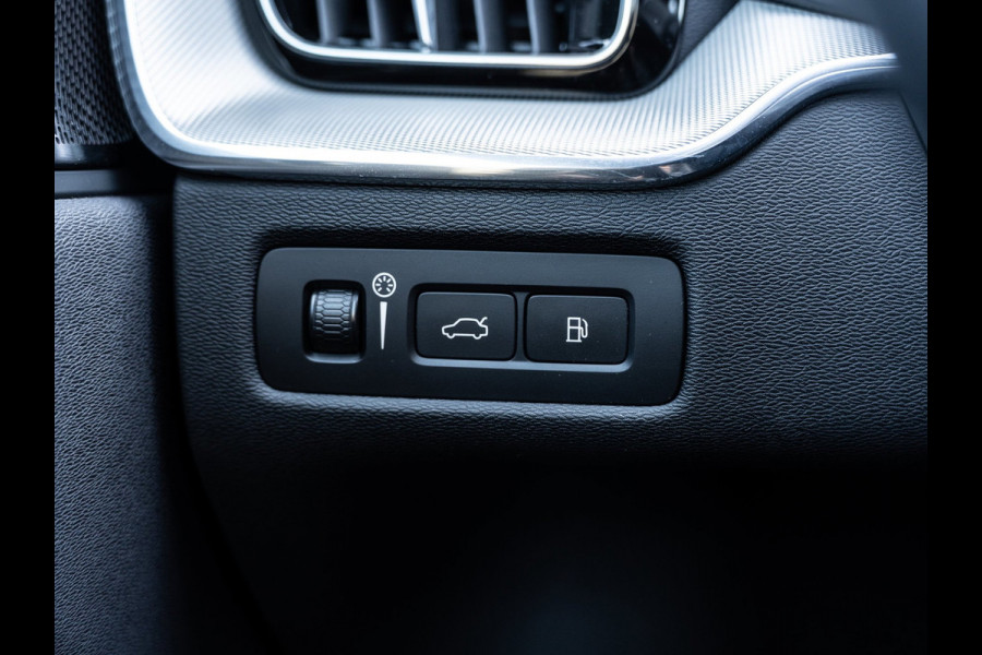 Volvo XC60 2.0 T6 Plug-in hybrid AWD Ultimate Dark | Pano | H/K Sound | Surround View | Trekhaak
