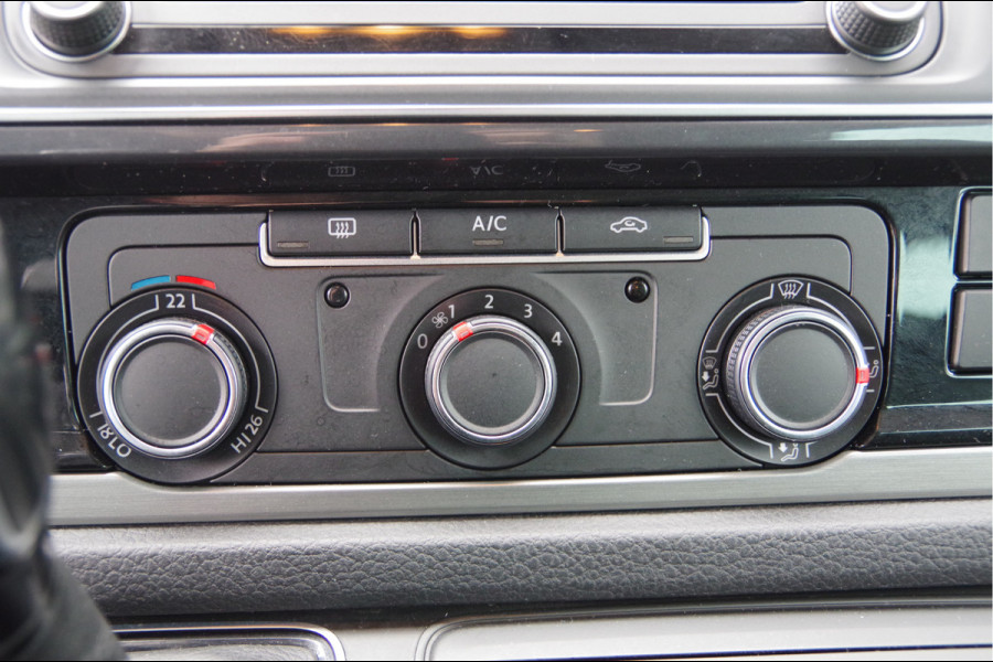 Volkswagen Transporter 2.0 TDI L2H1 DC-5P, 150PK AUT. NAP! TREKHAAK, CARPLAY, NAVI, CRUISE, LEDER STUUR, PARKEERSENSOREN, 16'' LMV