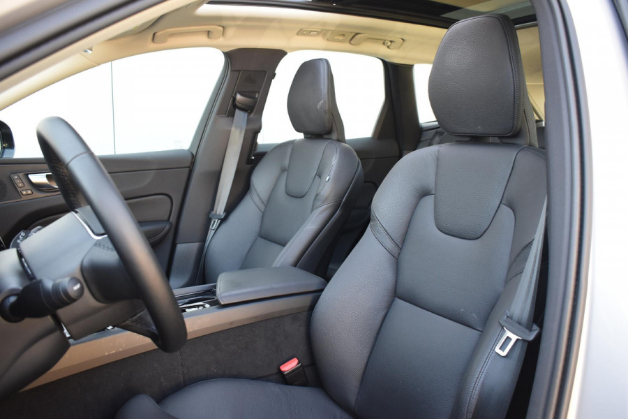Volvo XC60 T6 350PK Automaat Plug-in Hybrid AWD Plus Dark / Navigatie / 360 Camera / Adaptieve Cruise Control / Stuur & Stoelverwarming / Stoelverwarming achter / Elektr. Achterklep / Schuifdak / Trekhaak