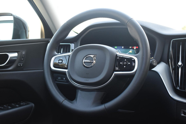 Volvo XC60 T6 350PK Automaat Plug-in Hybrid AWD Plus Dark / Navigatie / 360 Camera / Adaptieve Cruise Control / Stuur & Stoelverwarming / Stoelverwarming achter / Elektr. Achterklep / Schuifdak / Trekhaak