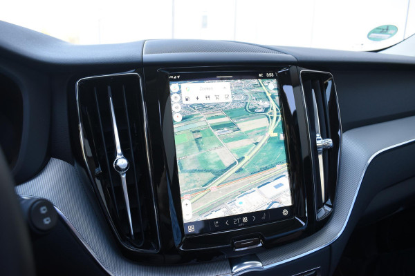 Volvo XC60 T6 350PK Automaat Plug-in Hybrid AWD Plus Dark / Navigatie / 360 Camera / Adaptieve Cruise Control / Stuur & Stoelverwarming / Stoelverwarming achter / Elektr. Achterklep / Schuifdak / Trekhaak