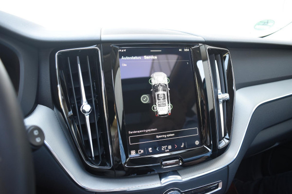 Volvo XC60 T6 350PK Automaat Plug-in Hybrid AWD Plus Dark / Navigatie / 360 Camera / Adaptieve Cruise Control / Stuur & Stoelverwarming / Stoelverwarming achter / Elektr. Achterklep / Schuifdak / Trekhaak
