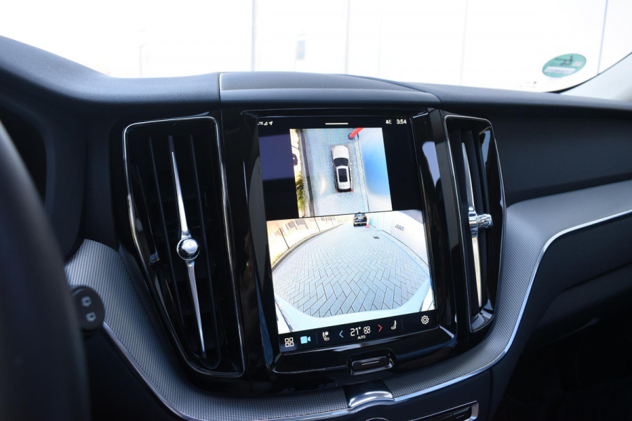Volvo XC60 T6 350PK Automaat Plug-in Hybrid AWD Plus Dark / Navigatie / 360 Camera / Adaptieve Cruise Control / Stuur & Stoelverwarming / Stoelverwarming achter / Elektr. Achterklep / Schuifdak / Trekhaak