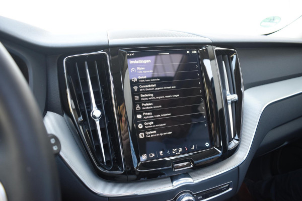 Volvo XC60 T6 350PK Automaat Plug-in Hybrid AWD Plus Dark / Navigatie / 360 Camera / Adaptieve Cruise Control / Stuur & Stoelverwarming / Stoelverwarming achter / Elektr. Achterklep / Schuifdak / Trekhaak