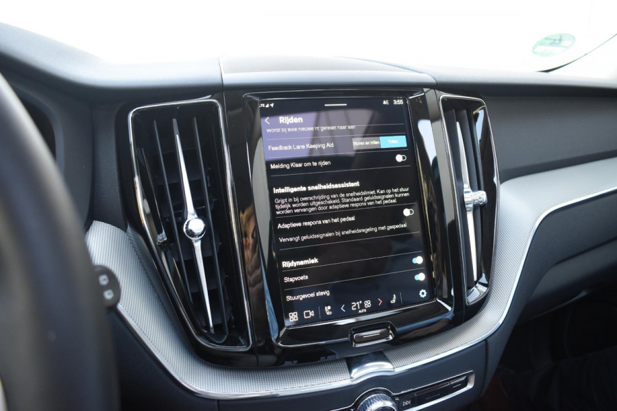 Volvo XC60 T6 350PK Automaat Plug-in Hybrid AWD Plus Dark / Navigatie / 360 Camera / Adaptieve Cruise Control / Stuur & Stoelverwarming / Stoelverwarming achter / Elektr. Achterklep / Schuifdak / Trekhaak