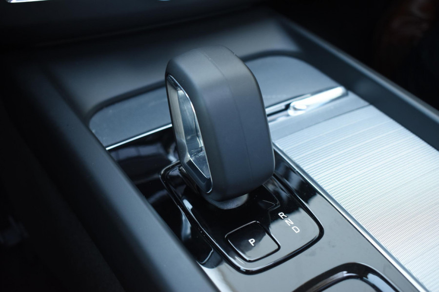 Volvo XC60 T6 350PK Automaat Plug-in Hybrid AWD Plus Dark / Navigatie / 360 Camera / Adaptieve Cruise Control / Stuur & Stoelverwarming / Stoelverwarming achter / Elektr. Achterklep / Schuifdak / Trekhaak