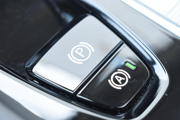 Volvo XC60 T6 350PK Automaat Plug-in Hybrid AWD Plus Dark / Navigatie / 360 Camera / Adaptieve Cruise Control / Stuur & Stoelverwarming / Stoelverwarming achter / Elektr. Achterklep / Schuifdak / Trekhaak