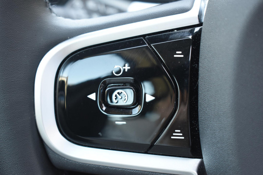 Volvo XC60 T6 350PK Automaat Plug-in Hybrid AWD Plus Dark / Navigatie / 360 Camera / Adaptieve Cruise Control / Stuur & Stoelverwarming / Stoelverwarming achter / Elektr. Achterklep / Schuifdak / Trekhaak